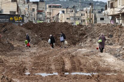 Un grupo de palestinos carga sus pertenencias y dejan sus casas durante una operación militar israelí en el campo de refugiados de Yenín, en el norte de Cisjordania, este lunes 3 de enero de 2025.