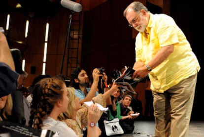 El director de cine Francis Ford Coppola, firmando autógrafos en 2009