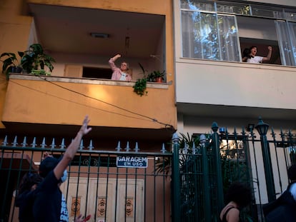 No Rio de Janeiro, manifestantes foram às ruas neste domingo contra a violência policial no Brasil e contra o racismo. Moradoras foram às janelas apoiar o protesto.