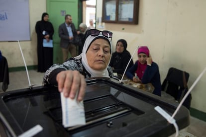 Uma mulher deposita seu voto durante o primeiro dia das eleições presidenciais no Cairo.