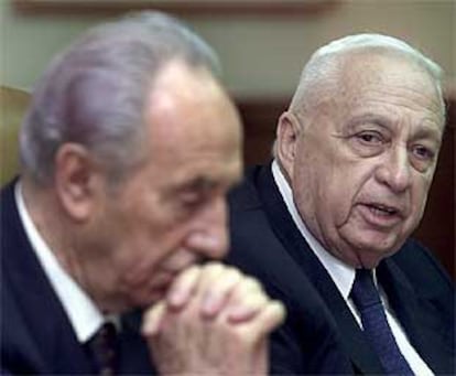 Ariel Sharon y Simon Peres, durante la reunión semanal del Gabinete israelí en Jerusalén.