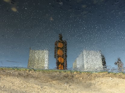 Nyaken Tuor, de 30 años, vive en el campamento POC en Bentui. Su reflejo puede verse en las aguas residuales que salen de los inodoros.