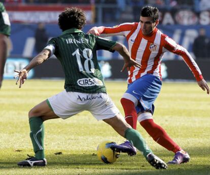 Reyes encara a Iriney en el Atlético-Betis del domingo.