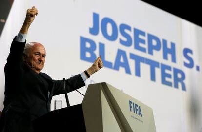 Joseph S. Blatter celebra vitória.