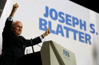 Joseph S. Blatter celebra vit&oacute;ria. 