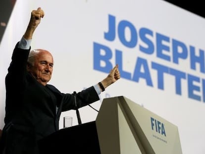 Joseph S. Blatter celebra vit&oacute;ria. 