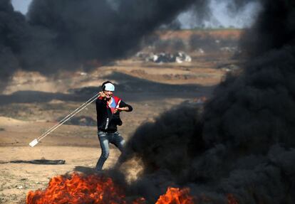 Un joven palestino lanza una piedra contra el Ejército israelí, al este de Jabalia, en el centro de la Franja de Gaza. 