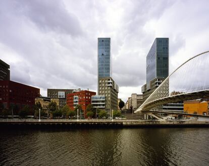 Vista do complexo de edifícios Isozaki Atea, em Bilbao (Espanha).