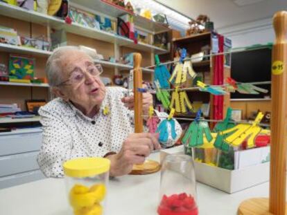 La veterana maestra Maria Antònia Canals, profesora emérita de la Universidad de Girona, propone una didáctica de las matemáticas basada en la manipulación y el juego