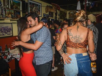 Jóvenes bailan en el Caribbean Social Club, en una imagen de las redes sociales del establecimiento. JUNIO DE 2024, WILLIAMSBURG (NUEVA YORKM, EE UU). - El Caribbean Social Club, también conocido como ' Toñita's ' es un establecimiento manejado por María Antonia Cay, una mujer nacida en Puerto Rico hace 85 años,  pero que funciona a partir del trabajo voluntario de quienes disfrutan las fiestas a su interior, fregando el piso, sacando la basura, levantando las latas y botellas vacías. Está en peligro por la gentrificación del barrio.