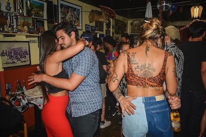 Jóvenes bailan en el Caribbean Social Club, en una imagen de las redes sociales del establecimiento. JUNIO DE 2024, WILLIAMSBURG (NUEVA YORKM, EE UU). - El Caribbean Social Club, también conocido como ' Toñita's ' es un establecimiento manejado por María Antonia Cay, una mujer nacida en Puerto Rico hace 85 años,  pero que funciona a partir del trabajo voluntario de quienes disfrutan las fiestas a su interior, fregando el piso, sacando la basura, levantando las latas y botellas vacías. Está en peligro por la gentrificación del barrio.