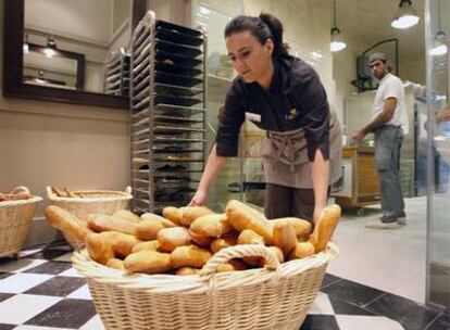 Trabajadores de una panadería en Barcelona.