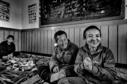 Nyingtop Ling es el único centro para personas con discapacidad en Dharamsala. Ofrece educación, cuidados sanitarios y oportunidades laborales a medio centenar de jóvenes y adultos. En los talleres elaboran incienso, velas y tapices tibetanos pintados a mano que posteriormente venden.