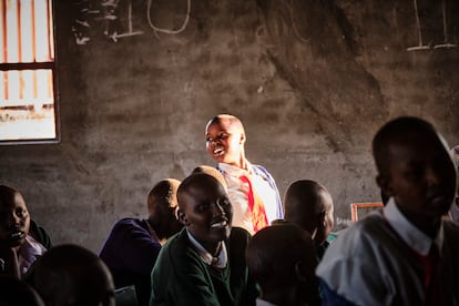 Un grupo de estudiantes en la escuela de secundaria Emanyatta, en el norte de Tanzania, el 19 de junio de 2024. La institución pertenece al Consejo de Mujeres Pastoras (PWC) y recibe especialmente a niñas rescatadas de matrimonios infantiles.