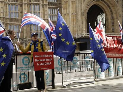 Manifestantes contrarios al Brexit, en la puerta del Parlamento británico.