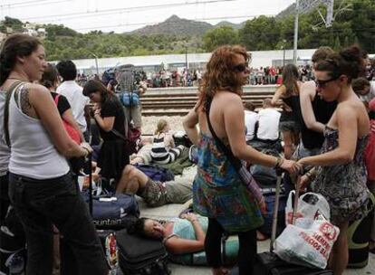 La estación de ferrocarril de Benicàssim se llenó ayer de <i>fiberos </i>que regresaban a casa.