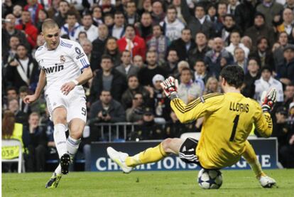 Benzema marca por debajo de las piernas de Lloris el segundo gol del Madrid.