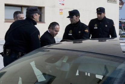 La policía detiene a Ramón Vigo, alcalde independiente de Cee, en la Operación Orquesta.