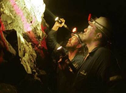 Técnicos de una mina  en Melbourne (Australia) inspeccionan una veta de oro.