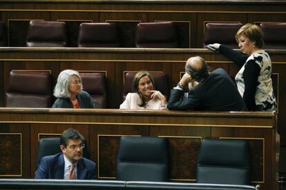 Ana Mato, en su escaño, en la fila siguiente a la del Gobierno.