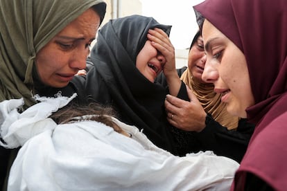 Un funeral palestino este domingo en Deir Al-Balah, en el centro de Gaza.
