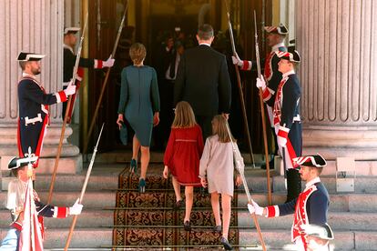 Felipe VI, acompañado por la reina Letizia, la Princesa de Asturias y la infanta Leonor, ha cruzado la Puerta de los Leones del Congreso, dos años y cinco meses después de su proclamación como Rey de España en este mismo escenario el 19 de junio de 2014.