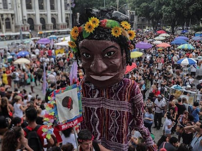 Boneca que representa Marielle em manifestação no Rio um ano após sua morte.