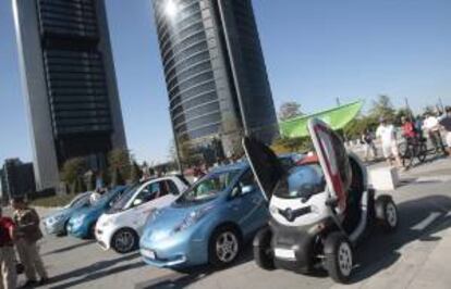 Decenas de vehículos eléctricos, desde bicis a coches, antes de salir desde las cuatro torres de la antigua Ciudad Deportiva del Real Madrid, en la I Marcha del Vehículo Eléctrico que se celebra este domingo en Madrid dentro de las actividades de la Semana Europea de la Movilidad, para reivindicar una ciudad sin ruidos y contaminación.