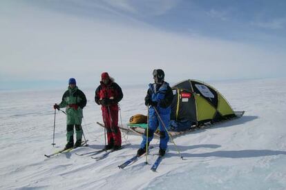 Los tres miembros de la expedición, junto al catamarán polar.