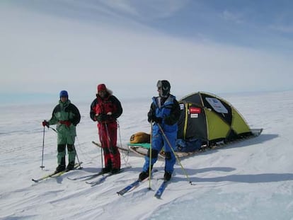 Los tres miembros de la expedición, junto al catamarán polar.
