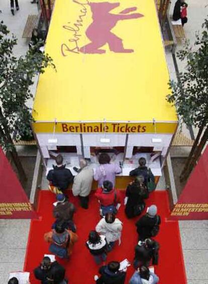 Varias personas hacen cola en la taquilla para comprar entradas para la Berlinale.