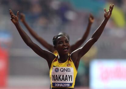 La atleta de Uganda Halimah Nakaayi celebra la victoria en la prueba de 800 metros, el 30 de septiembre.