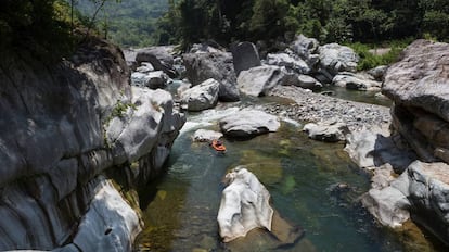 Descenso en kayak en el río Cangrejal, en el parque natural de Pico Bonito (Honduras).