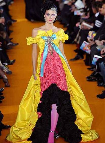 UNO DE LOS VESTIDOS QUE CHRISTIAN LACROIX PRESENTÓ AYER EN PARÍS.