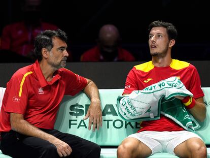 Sergi Bruguera y Pablo Carreño, durante una pausa en la serie contra Ecuador.