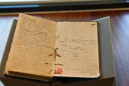 Cuaderno de notas de Ernest Hemingway para su libro 'Verdes colinas de África', en la Biblioteca y Museo Presidencial John F. Kennedy de Boston (Massachusett).