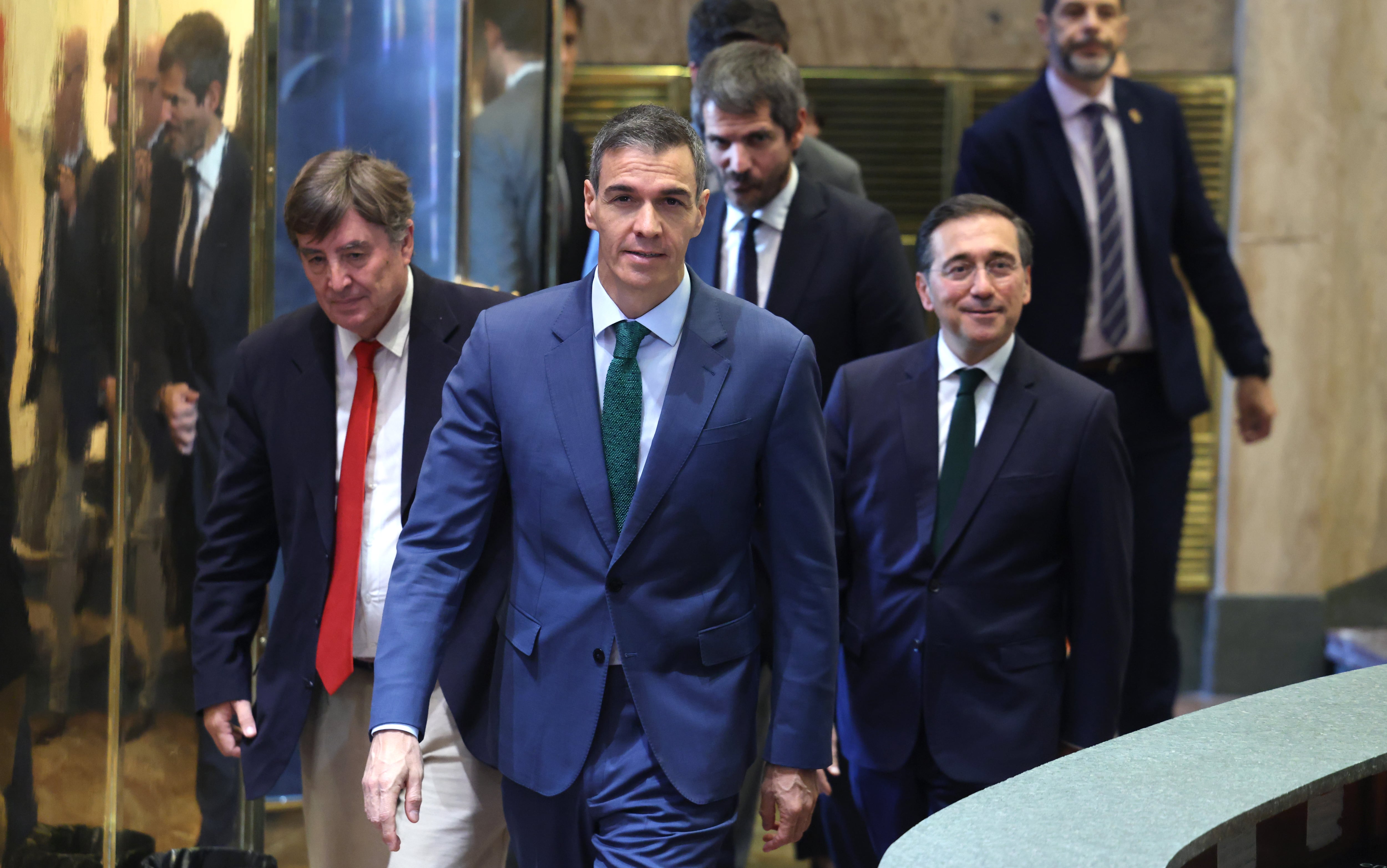 El presidente del Gobierno, Pedro Sánchez, junto con el director del Instituto Cervantes, Luis García Montero, el Ministro de Asuntos Exteriores, José Manuel Albares, y el Ministro de Cultura, Ernest Urtasun, a su llegada a la presentación. 