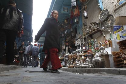 Una mujer camina frente a una tienda de artesanía en el zoco de Túnez, el pasado jueves