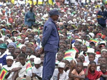 Asistentes a un mitin electoral de Robert Mugabe el pasado miércoles en Mahuwe.