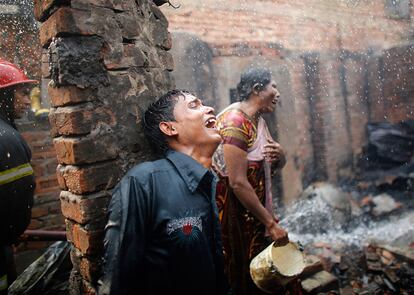 Un hombre llora después de perder todas sus pertenencias en un incendio en un barrio pobre en Mirpur en Bangladés. Según los medios locales, al menos 200 chabolas y 20 tiendas fueron destruidas en el incendio, que fue causado por un cortocircuito en el interior de chabola.