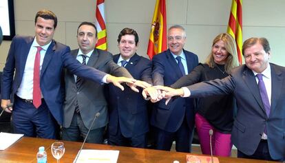 Gustavo González, presidente de AZFA; Anwar Zibaoui, coordinador del MedaLogistics Summit; Galo Molina, president de ALACAT; Pere Navarro, delegado especial del Estado en el Consorcio de la Zona Franca de Barcelona (CZFB); Antonio Llobet, presidente de la Asociación Internacional de OEA; y  Blanca Sorigué, directora General del CZFB.