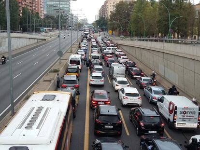 Coches parados en la Gran Via de Barcelona por el corte de la v&iacute;a.