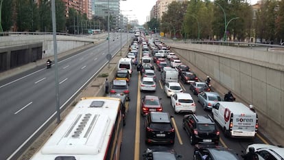 Coches parados en la Gran Via de Barcelona por el corte de la v&iacute;a.