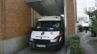 Un furgón policial traslada a cinco de los joyeros acusados, en julio de 2007.