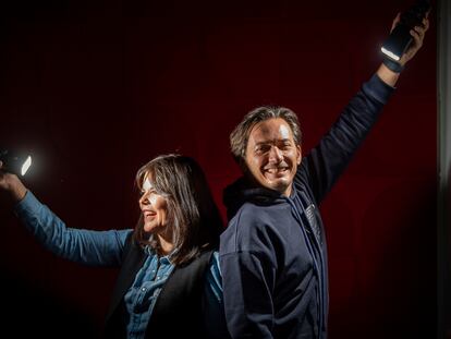 Los hermanos Laura y Alberto Caballero, en una de las salas de las oficinas de Netflix en Madrid.