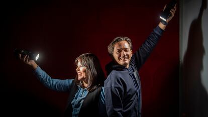 Los hermanos Laura y Alberto Caballero, en una de las salas de las oficinas de Netflix en Madrid.