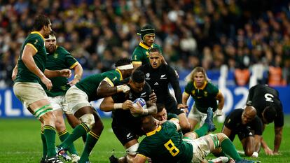 Jugadores de Nueva Zelanda y Sudáfrica se disputan el balón durante la final del mundial de rugby.