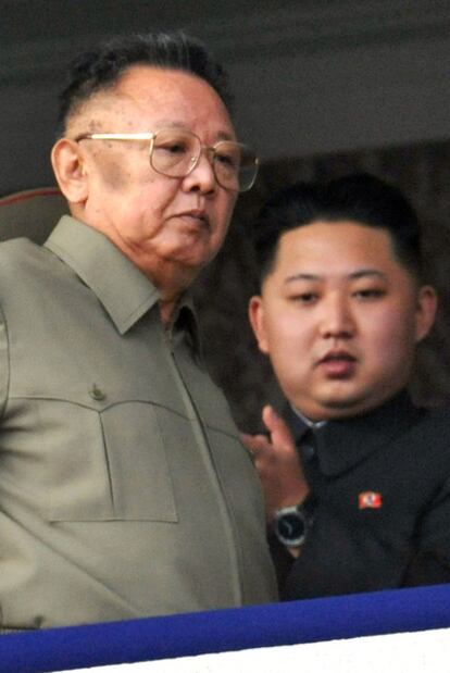 Kim Jong-il y su hijo Kim Jong-un, ayer en la tribuna.