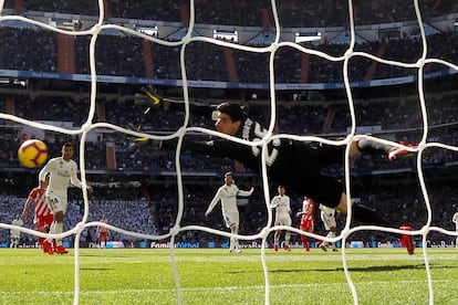 El portero belga del Real Madrid, Thibaut Courtois, en una estirada durante el partido.