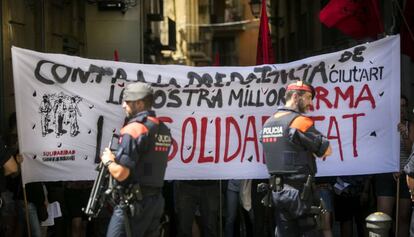 Treballadors dels museus protesten a la pla&ccedil;a Sant Jaume. 